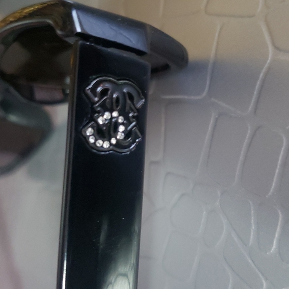 Guess Sun glasses 🕶 - Picture 3 of 8